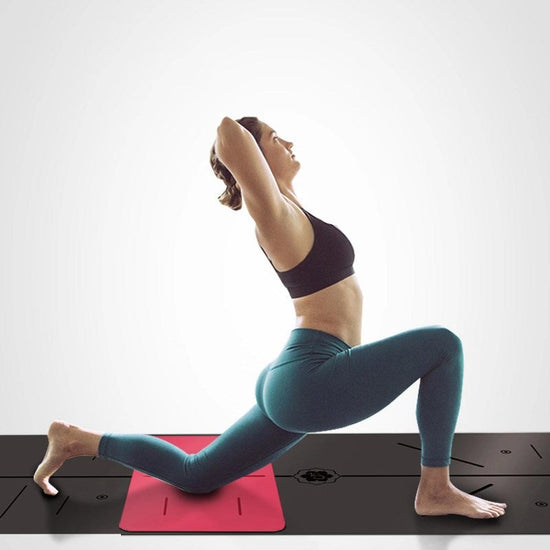 Femme en posture de yoga sur tapis antidérapant Pause Active — vêtements de sport premium et équipements fitness